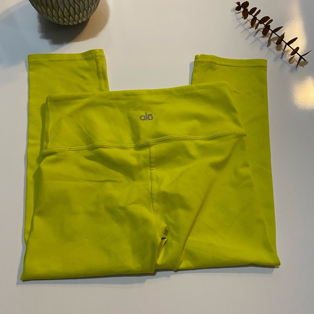 🌈3/ $25 Alo yoga neón yellow Capri leggings